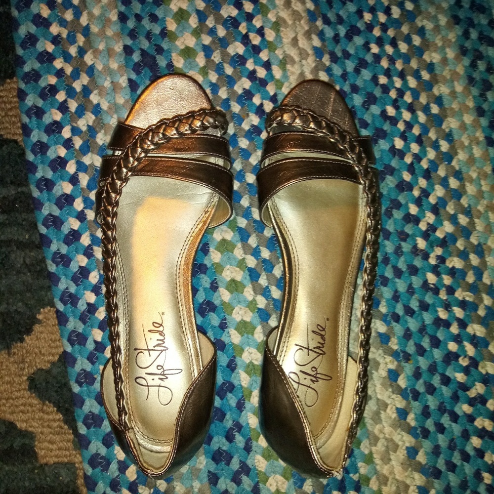 - Beautiful  golden bronze color flats